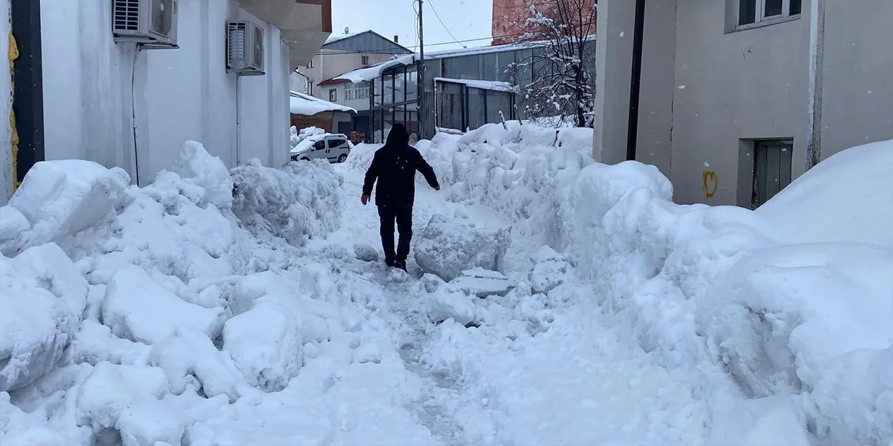 Bingöl Karlıova'da 40 gündür yağan kar 2 metreyi aştı