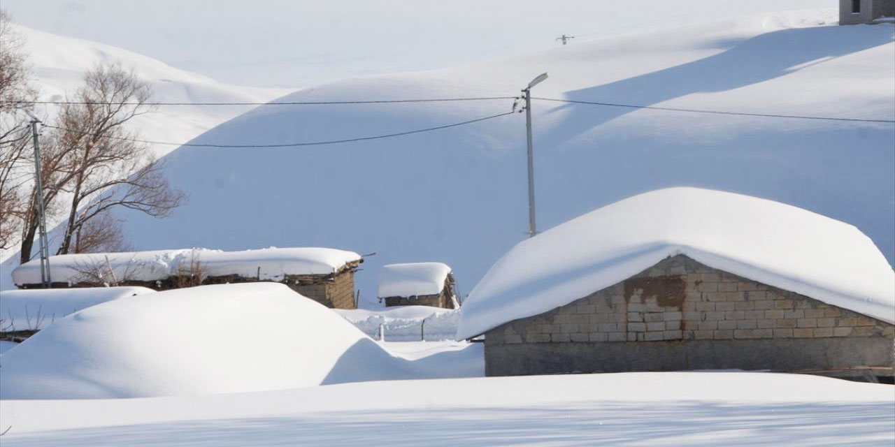 Muş'un yüksek kesimlerinde evler kara gömüldü