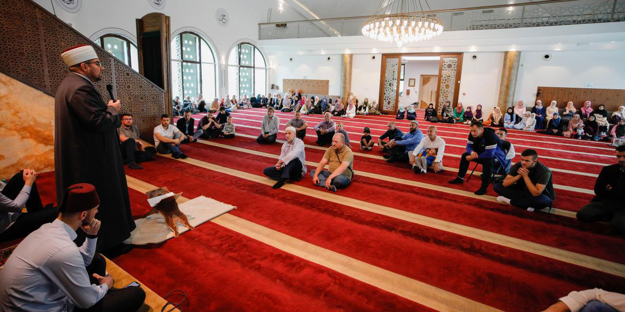 Bosna Hersekli baba kız hacca 'ikrar duasıyla' uğurlandı