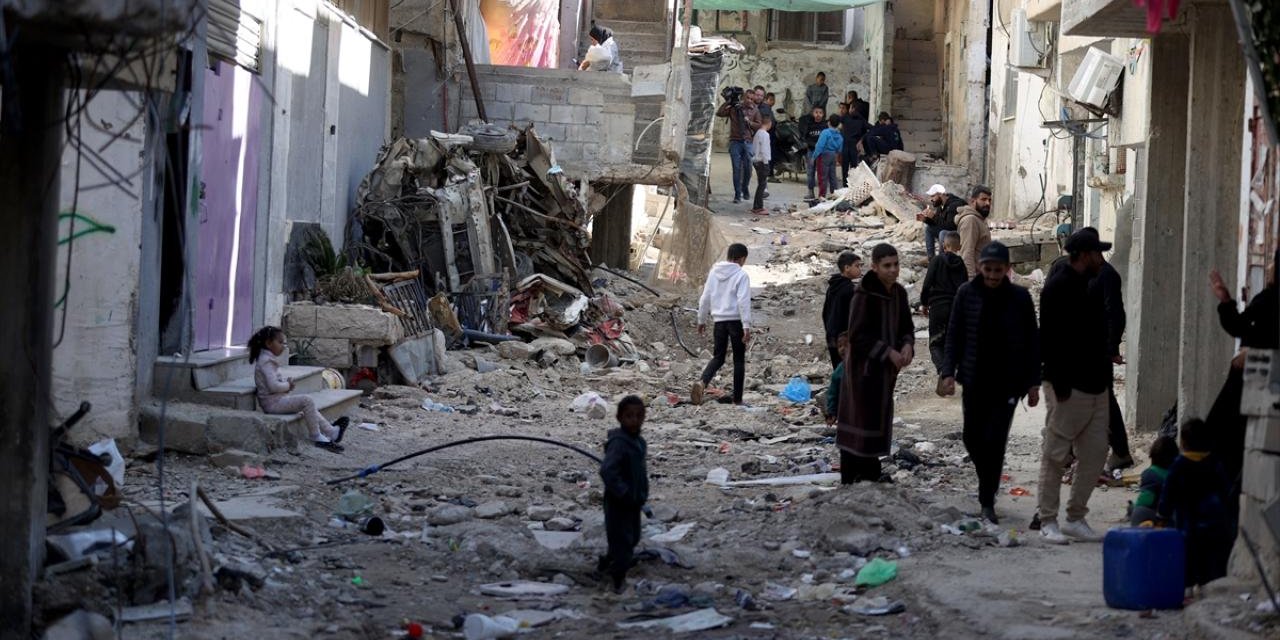 Filistin topraklarını gasbeden hırsız israilliler, evlere saldırdı