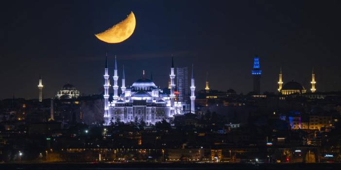 İstanbul'da yarım Ay manzarası