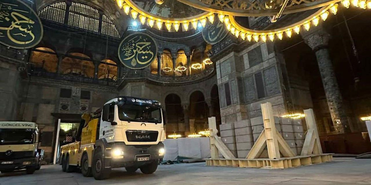 Kamyonlar Ayasofya Camii'nin içinde açıklaması