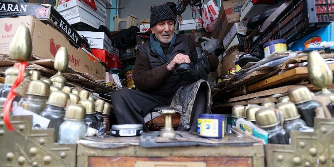 Allah yatağa yatırmasın, kapılara baktırmasın: 95 yaşında ayakkabı boyacılığı yapıyor