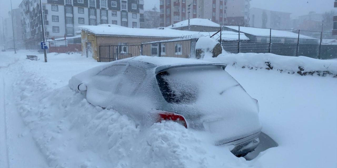 Ardahan'da 55 yıldır ilk kez bu kadar yağdırıldı: Evler kara gömüldü