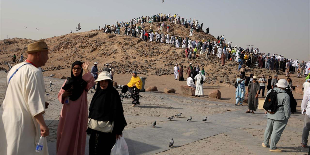 Hacı adayları Medine'de Uhud Dağı ve Okçular Tepesi'ni ziyaret etti
