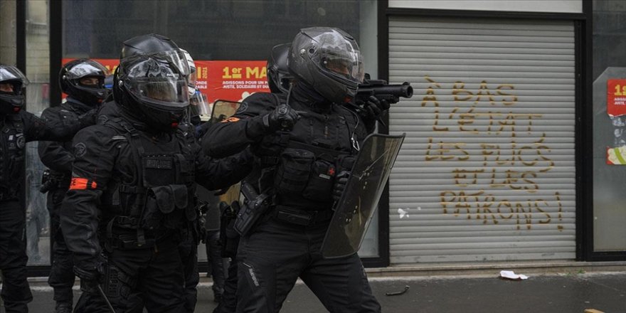 Fransız polisinin tartakladığı başörtülü iki kadın şikayette bulunacak