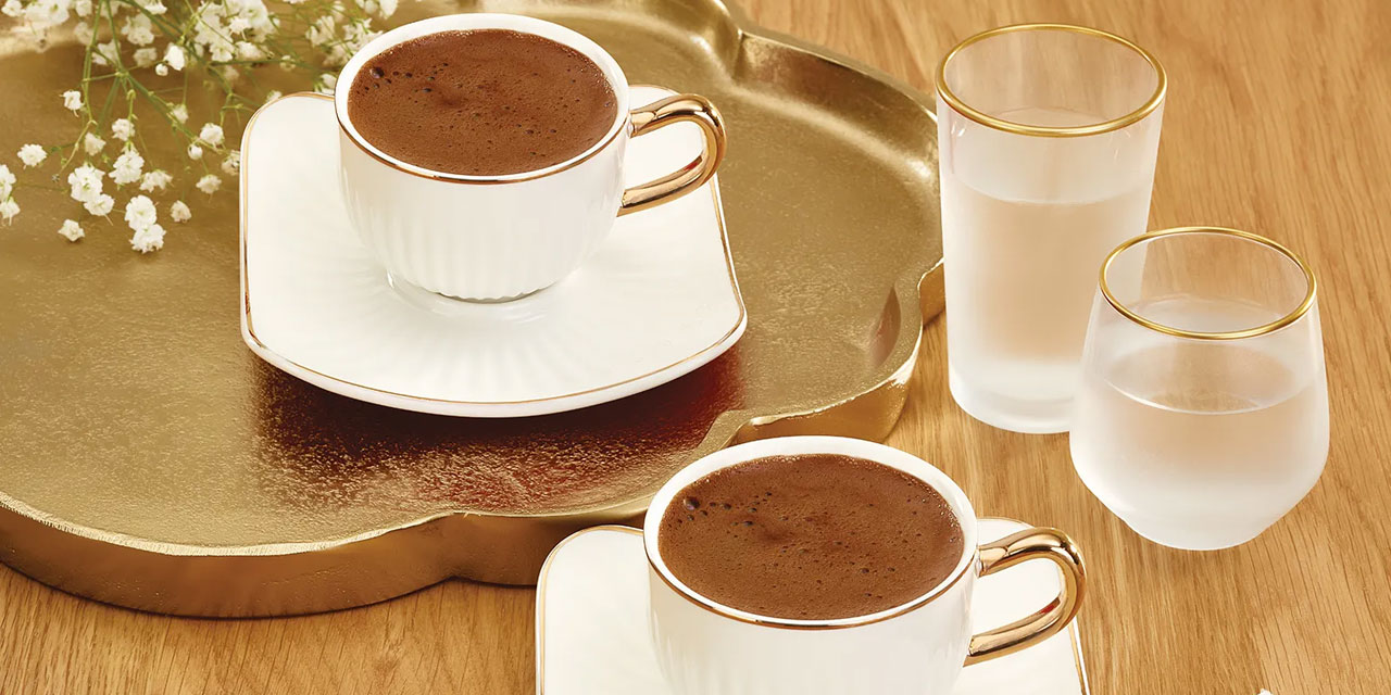 Kahvenin yanında neden su verilir?