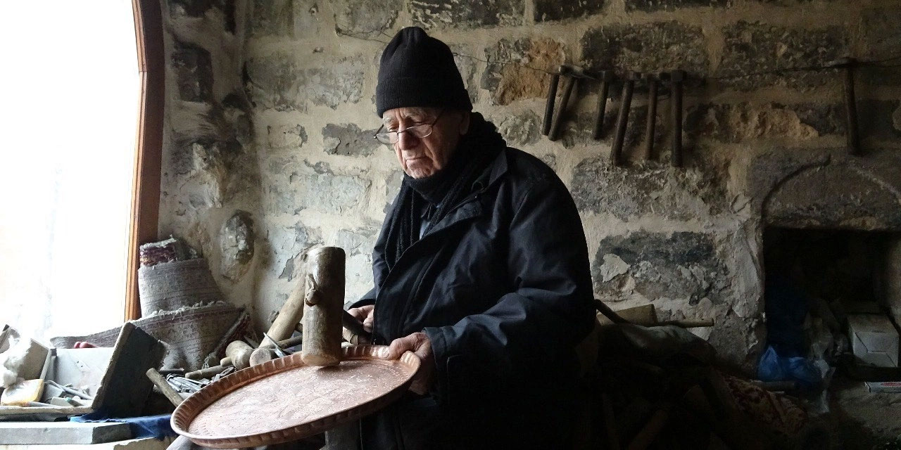 Bakırcı Hafız usta, çekiç sallayarak Kur'an okuyor