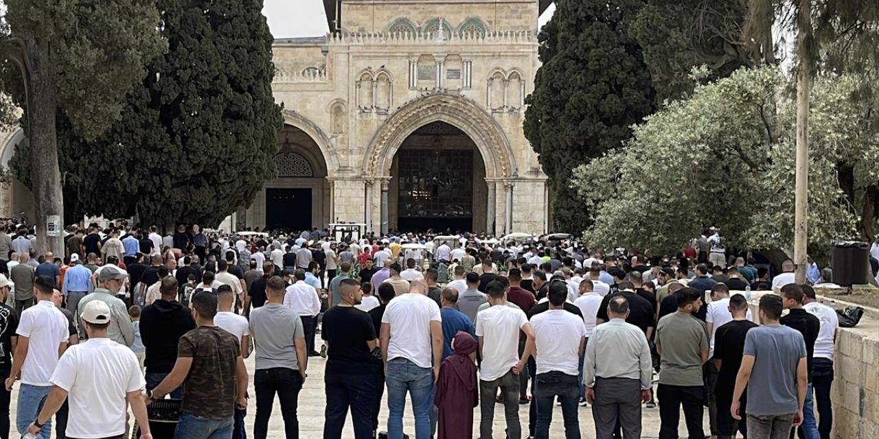 İşgalci israilin kısıtlamalarına rağmen 45 bin kişi Mescid-i Aksa'da cuma namazı kıldı