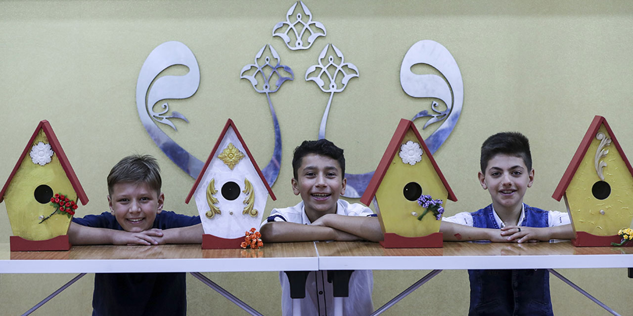 'Merhamet Mektebi' öğrencileri yaptıkları kuş evlerini parklara asacak