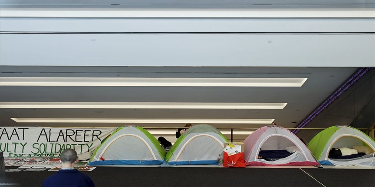 ABD'deki New School Üniversitesinin akademisyenleri de isyan etti ve Filistin'e destek kampı kurdu