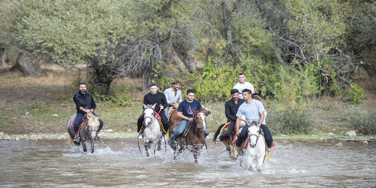 Tunceli'de doğa tutkunları Pülümür Vadisi'ni atlı turlarla geziyor