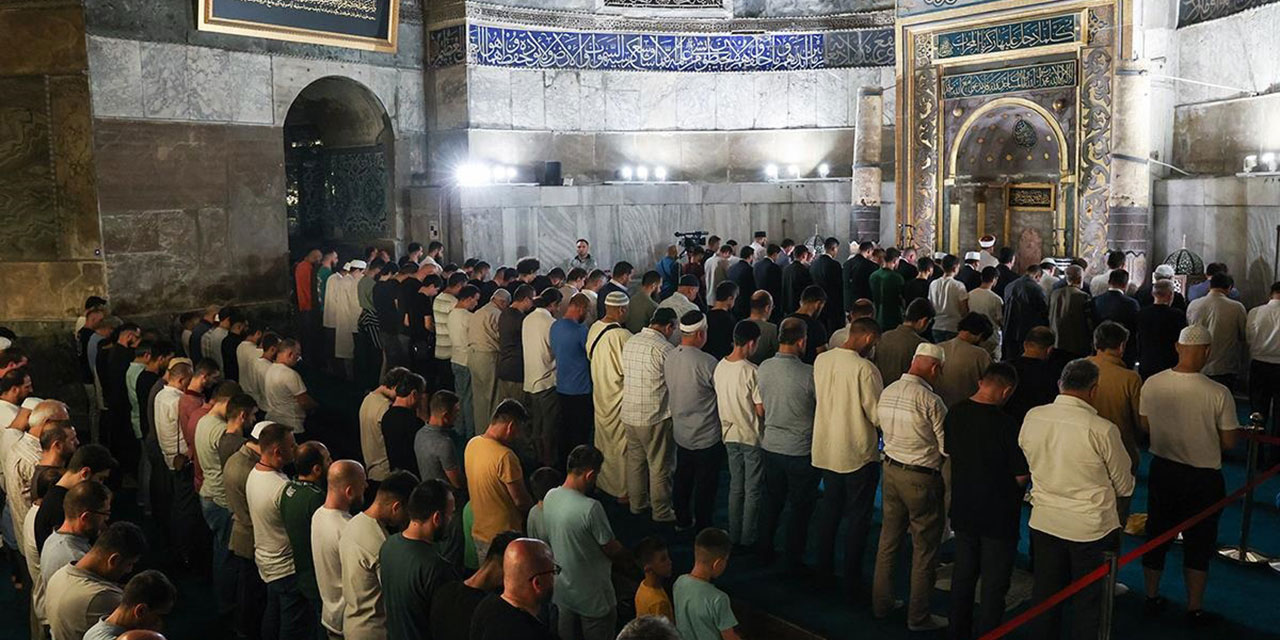 Bediüzzaman: Daha Fatiha'nın yarısını okumadan, imam rükûa gidiyor