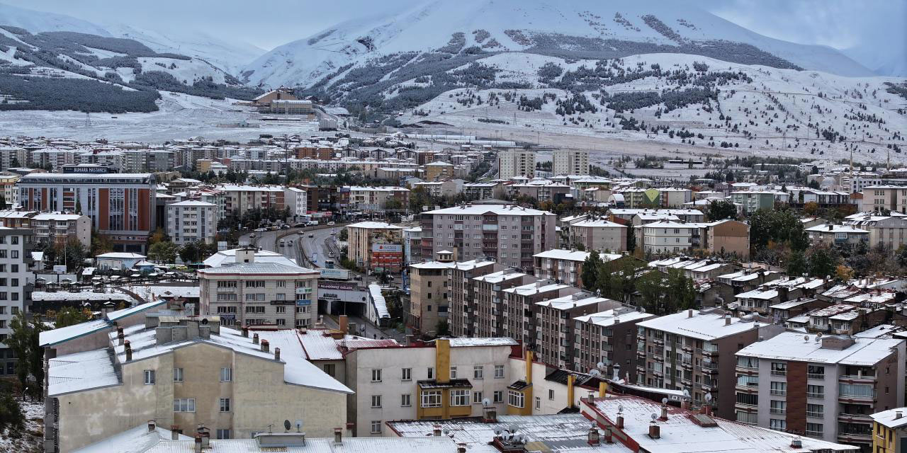 Erzurum'a mevsimin ilk karı yağdırıldı