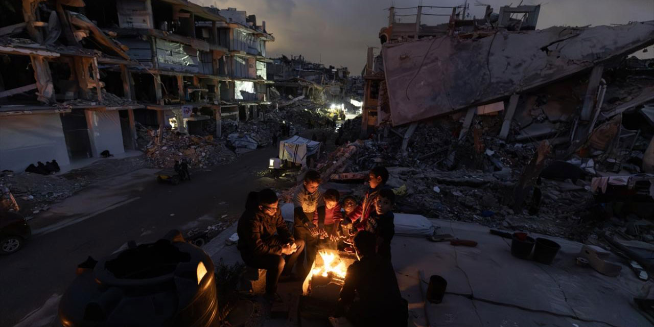 Evsiz kalan Gazzelilerin soğuk hava ile imtihanları