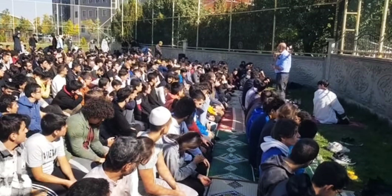 Güneş tutulurken bütün okul Küsûf namazı kıldı