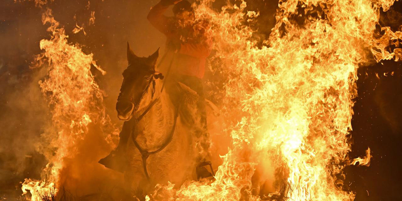 İspanya'da garip gelenek: Kötü ruhlar yüzünden atlar ateşten atlatıldı