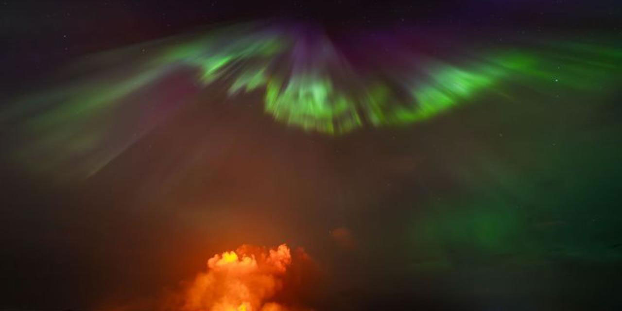 Sanat-ı İlahi: Lav püskürten yanardağ ile kuzey ışıkları bir arada