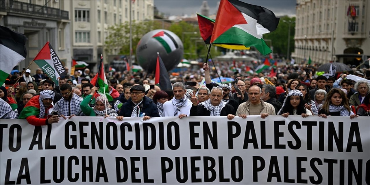 Onbinlerce İspanyol, israilin Gazze'deki soykırımına tepki gösterdi