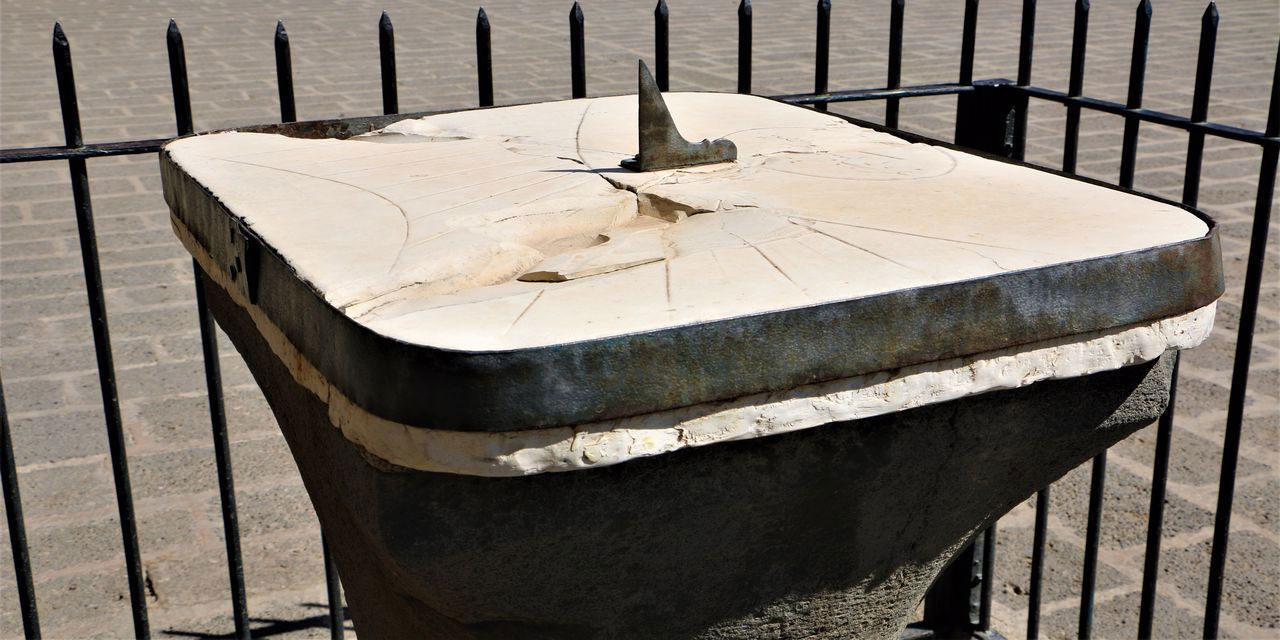 Tarihi Ulu Cami'deki 8 asırlık güneş saati zamanı göstermeye devam ediyor