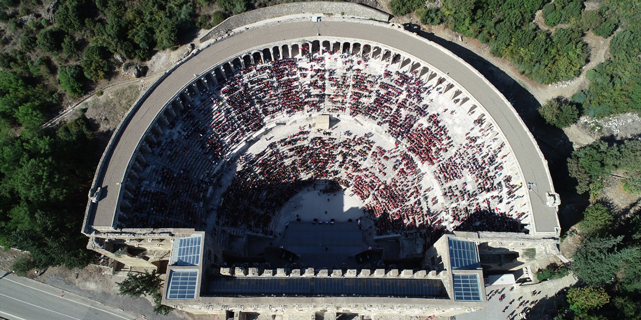 Aspendos Antik Tiyatro'da en güzel sahne: 7 bin öğrenci kitap okudu