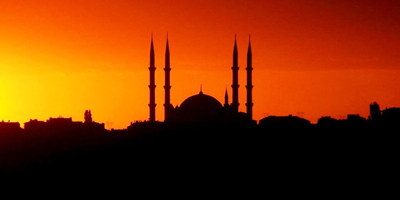 Depremde vefat edenler için camilerde sela okundu