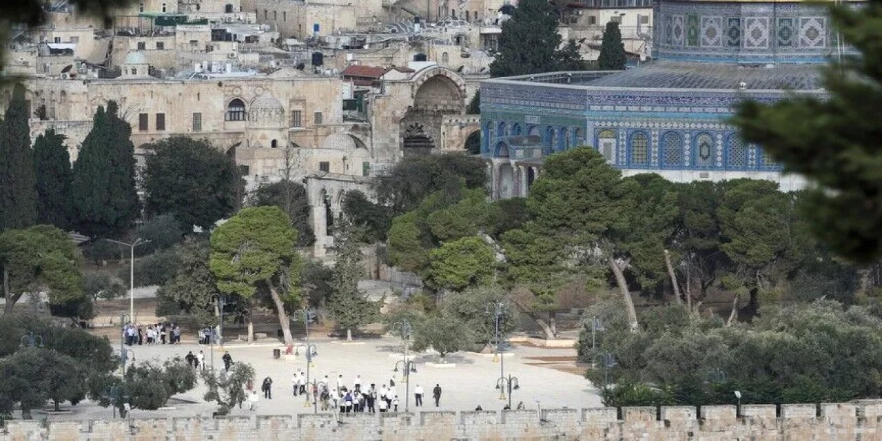 Filistin topraklarını gasbeden onlarca israilli, Mescid-i Aksa'ya baskın düzenledi