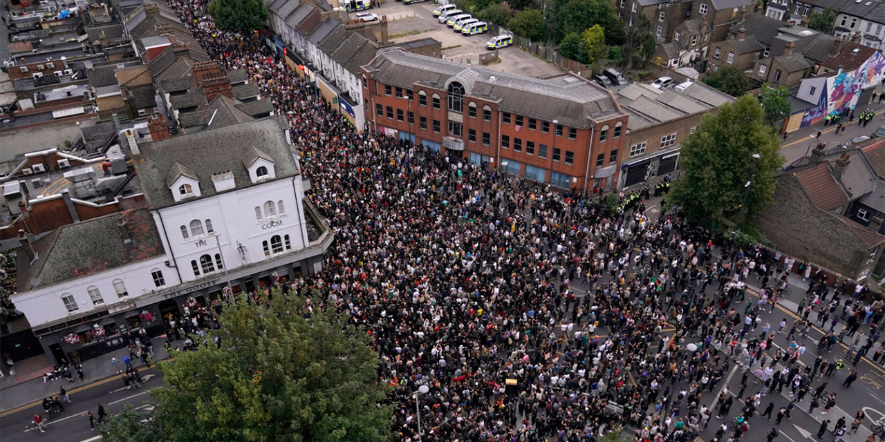 İngiltere'de ırkçılık karşıtları aşırı sağın planladığı eylemlere karşı sokakları doldurdu