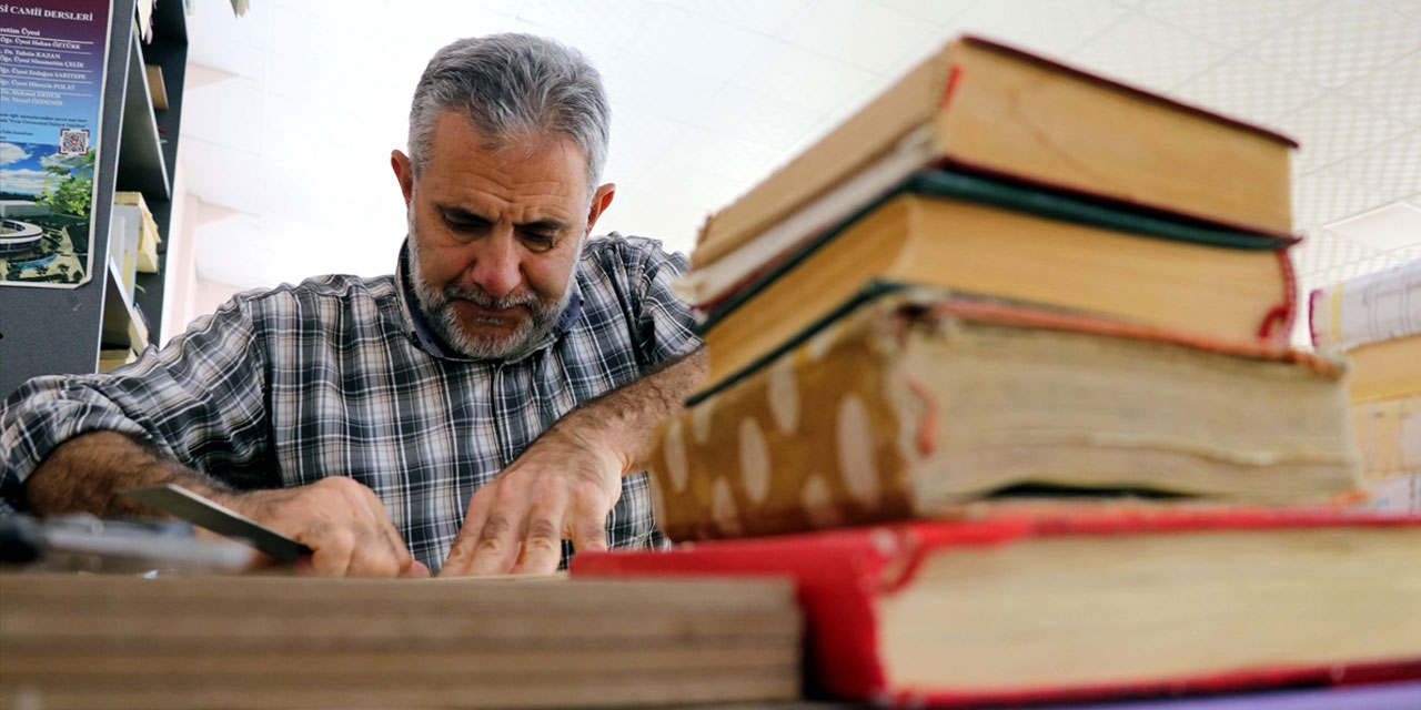 Yıpranan Kur'an-ı Kerim'leri Allah rızası için onarıyor
