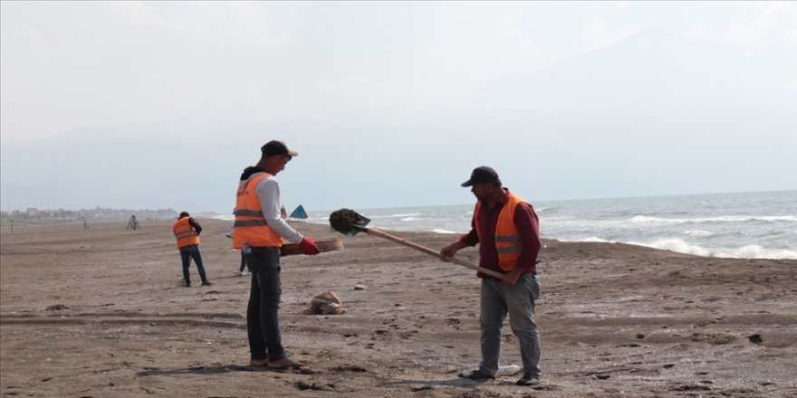 Mersin ve Hatay sahillerinde Suriye kaynaklı petrol sızıntısının temizlik çalışmaları sürüyor