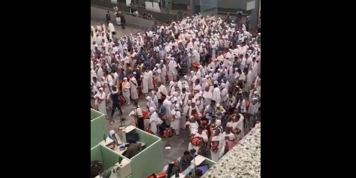 Endonezyalı hacı adayları havaalanını salavatlarla inletti