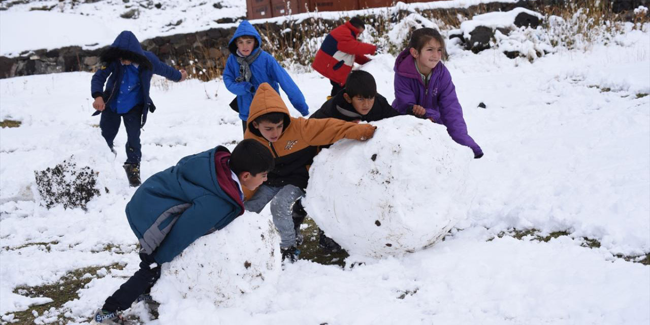 Karslı öğrenciler beyaz rahmet ile keyifli anlar yaşadı