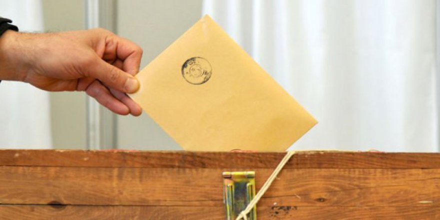 Kuzey İrlanda'daki seçimleri, İngiltere'den ayrılığı savunan Sinn Fein kazandı
