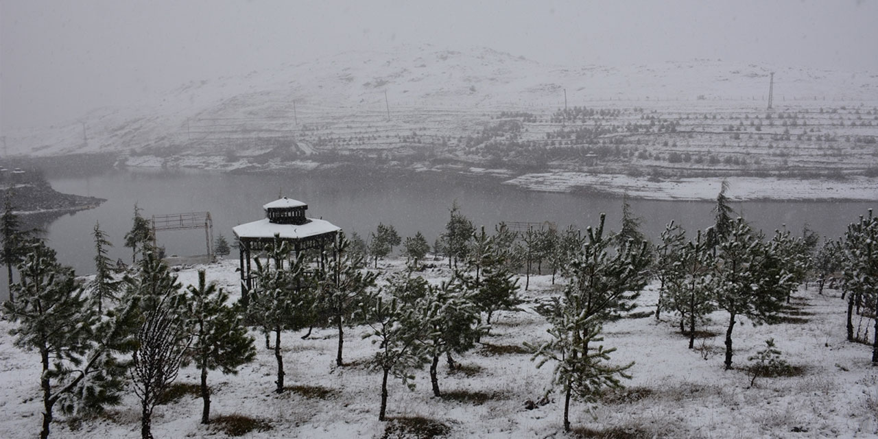 Bazı illerin yüksek kesimlerinde kar yağışı etkili oldu
