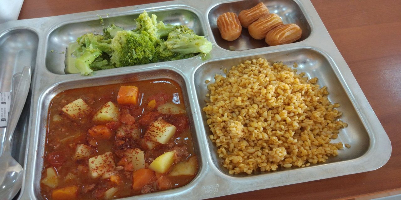 Batman'da üniversite öğrencilerinin yemeği belediyeden