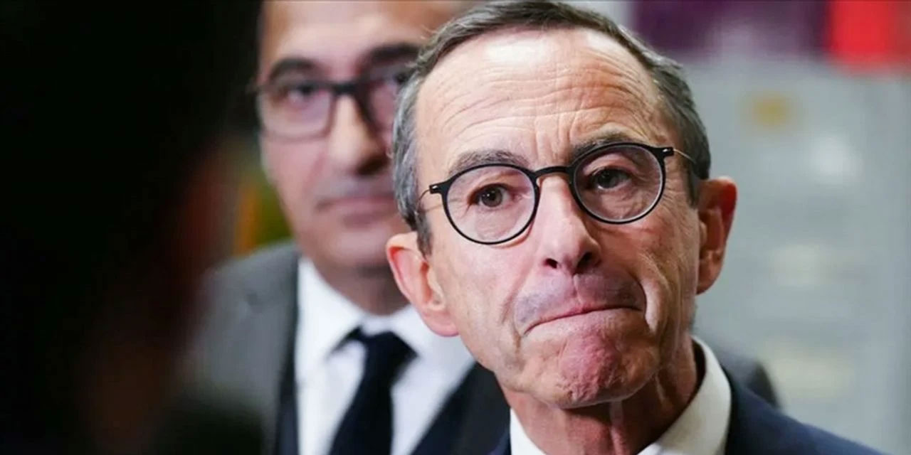 Fransa İçişleri Bakanı, Müslümanları düşündüğü için başörtüsü yasağı istiyormuş!