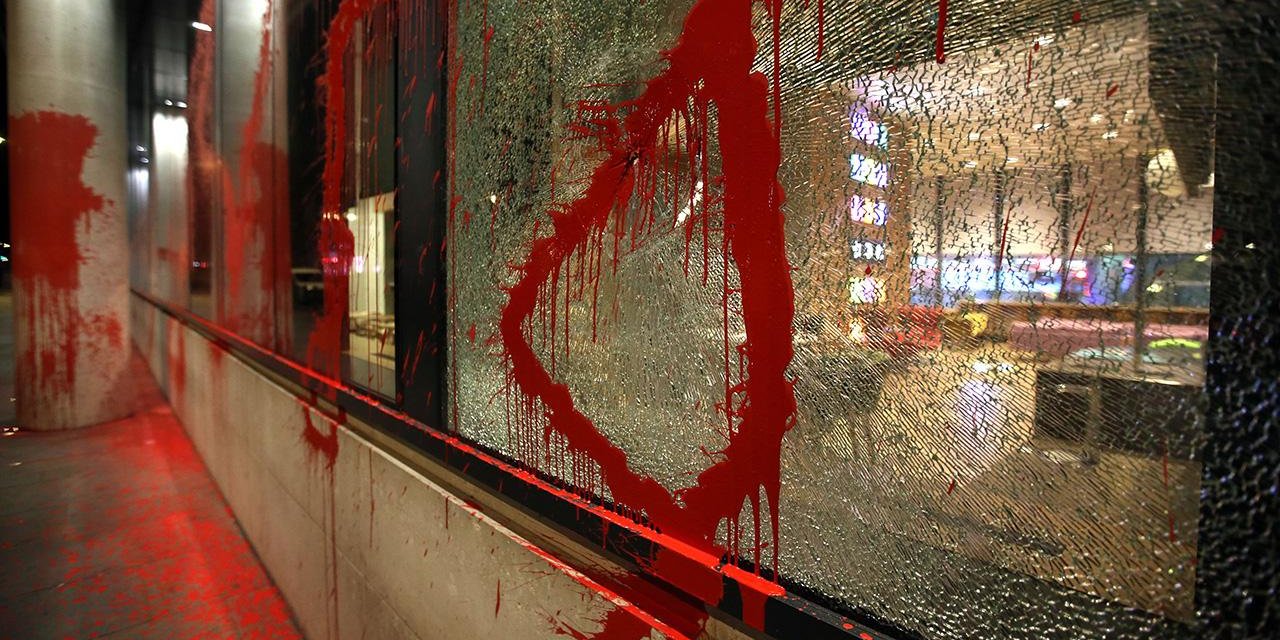 israil destekçisi BBC'ye boyalı protesto