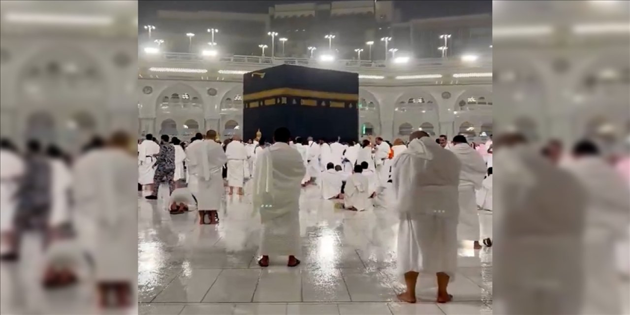 Ramazanın son günü Kabe'de yağmur altında dua