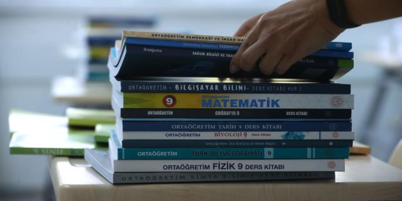 Ders kitabı ve yardımcı kaynaklar sıralarda yerini aldı