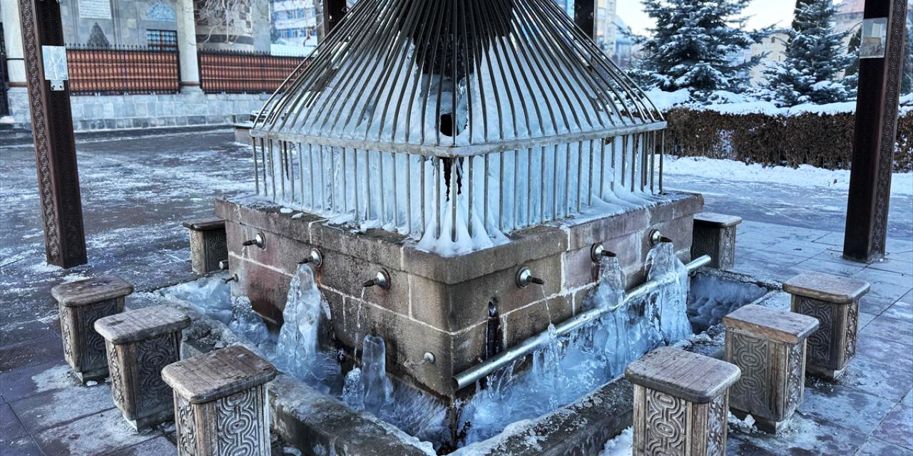 Doğu Anadolu'da Sibirya soğukları: Çeşmeler dondu