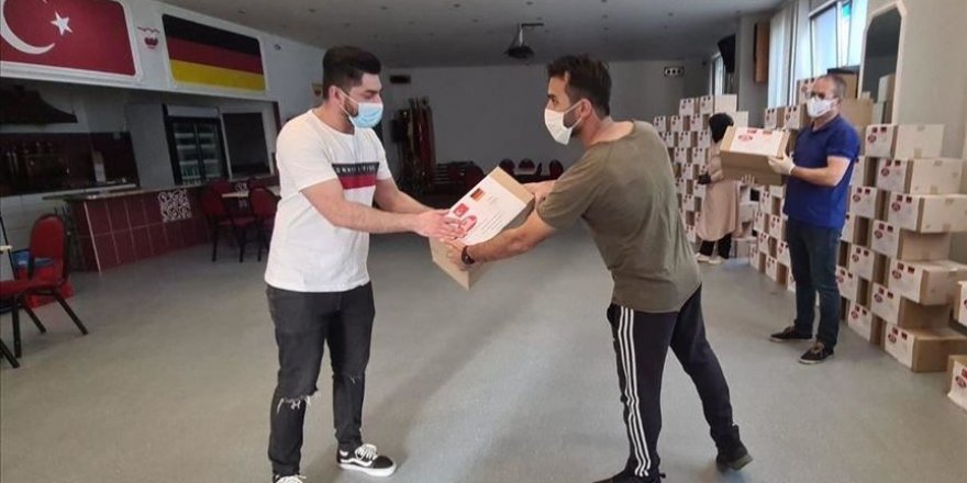Almanya'da 12 cami derneğinden sokakta yaşayanlara yardım eli
