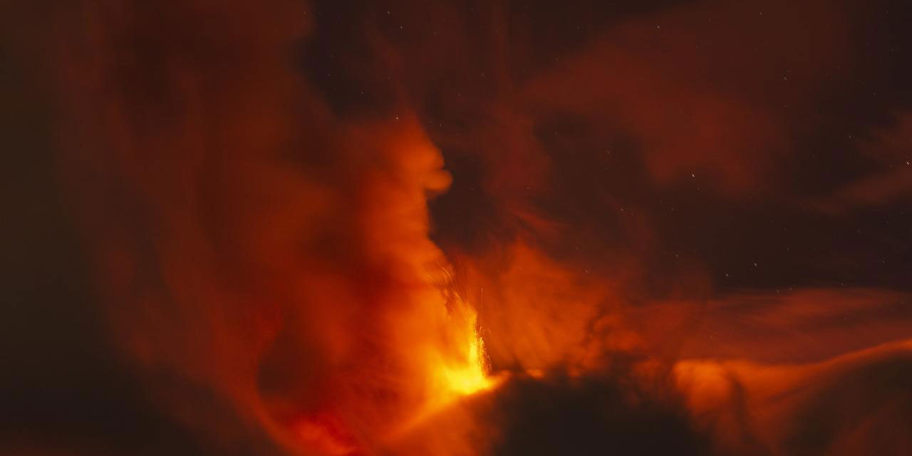 İtalya'da Etna Yanardağı yeniden faaliyete geçti