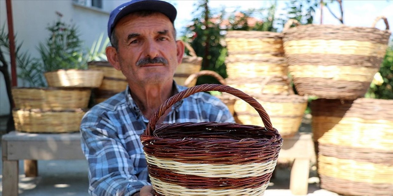 Babasından öğrendiği 'sepet örme' sanatını yarım asırdır sürdürüyor