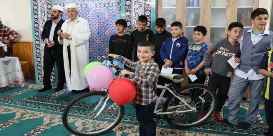Her gün camiye gitti, bisikleti oldu