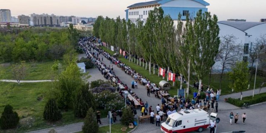Kırgızistan'ın ilk üniversite sokak iftarı Manas'ta düzenlendi