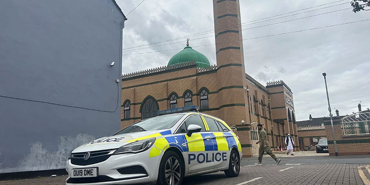 İngiltere'de art arda görülen cami saldırılarında siyasetin payı var