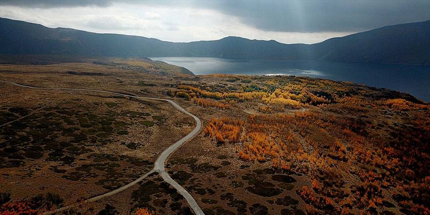 Nemrut Krater Gölü'nde sonbahar güzelliği