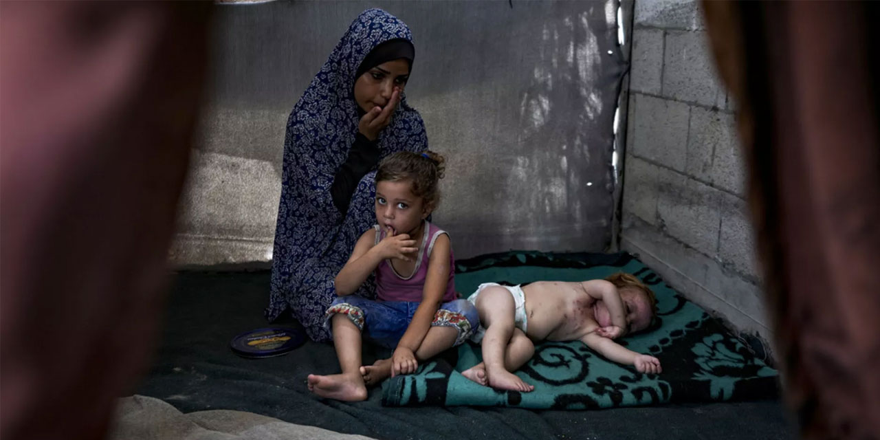 Terörist israil saldırmaya devam ederken, Gazze'deki siviller bir şişe su için saatlerce sıra bekliyor