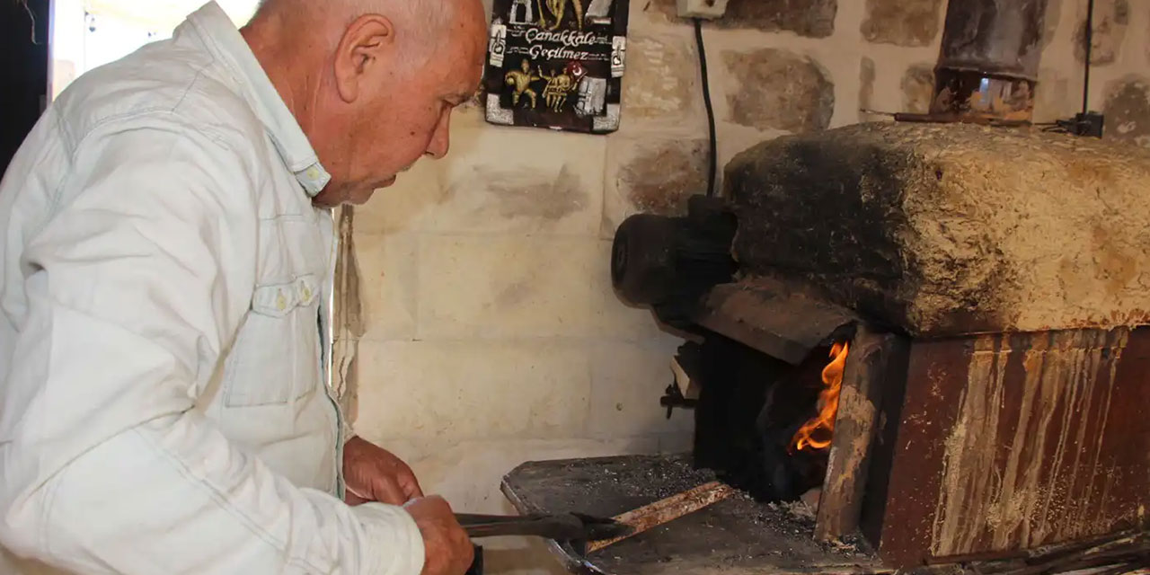 65 yıllık demirci ustası, hem işini hem de ibadetlerini aksatmadan yapıyor