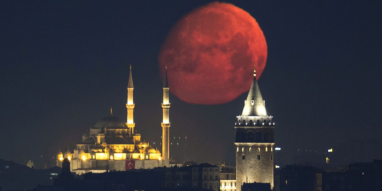 Galata Kulesi, Fatih Camii ve Dolunay